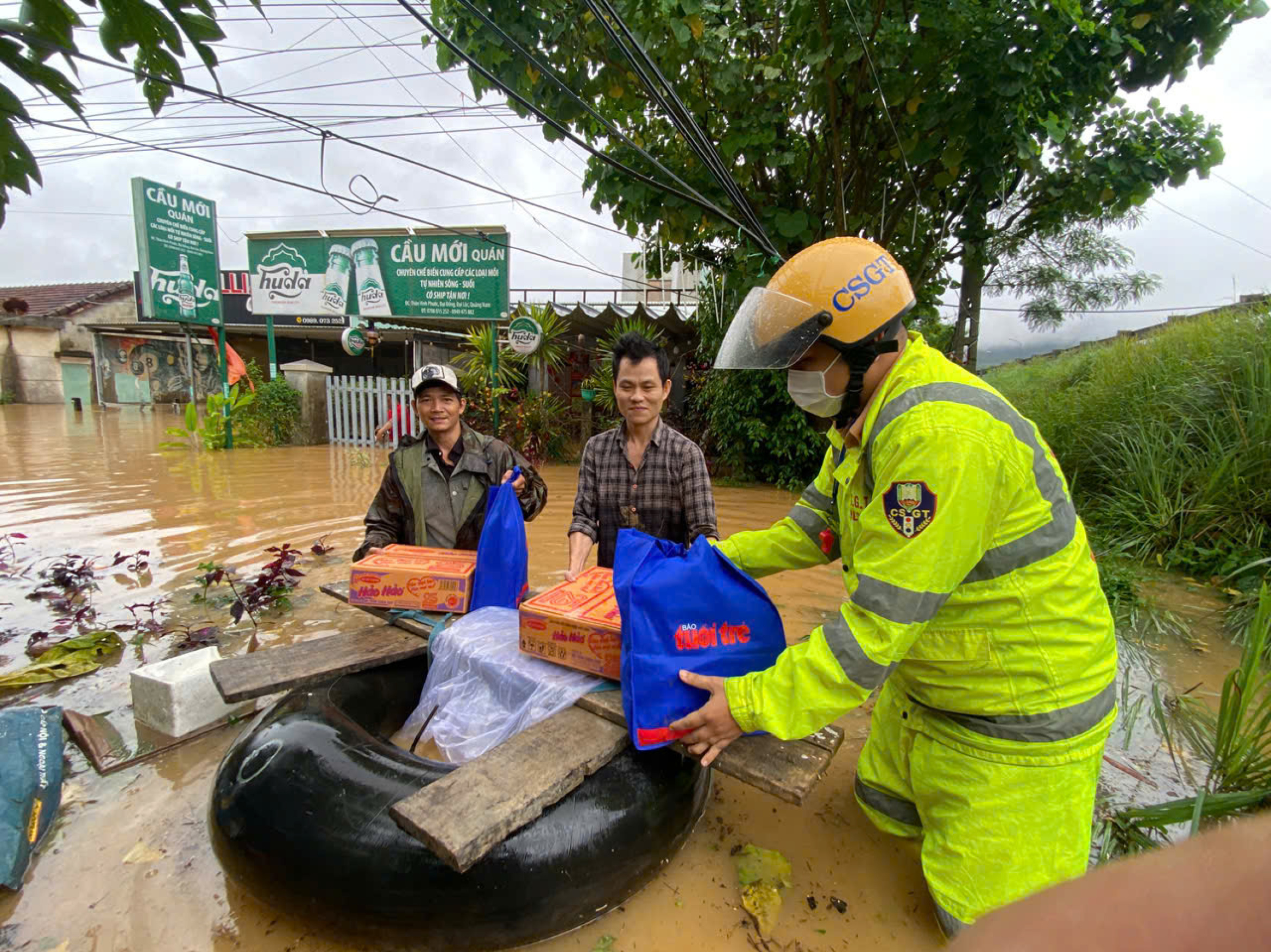 《青年报》读者的紧急救援物资送达岘港“洪水中心”居民手中